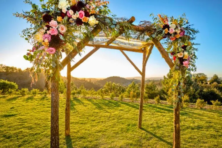 Does a chuppah have to be wood